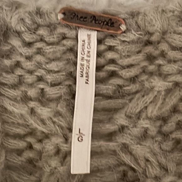 FREE PEOPLE TAUPE CHINKY OPEN CABLE KNOT SWEATER with slit at hem Sz L like new. - Picture 6 of 9